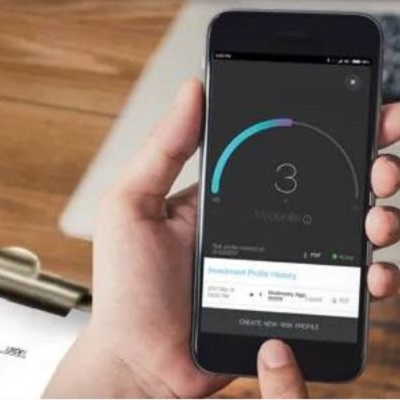 hands using mobile phone to enjoy SC mobile investment services