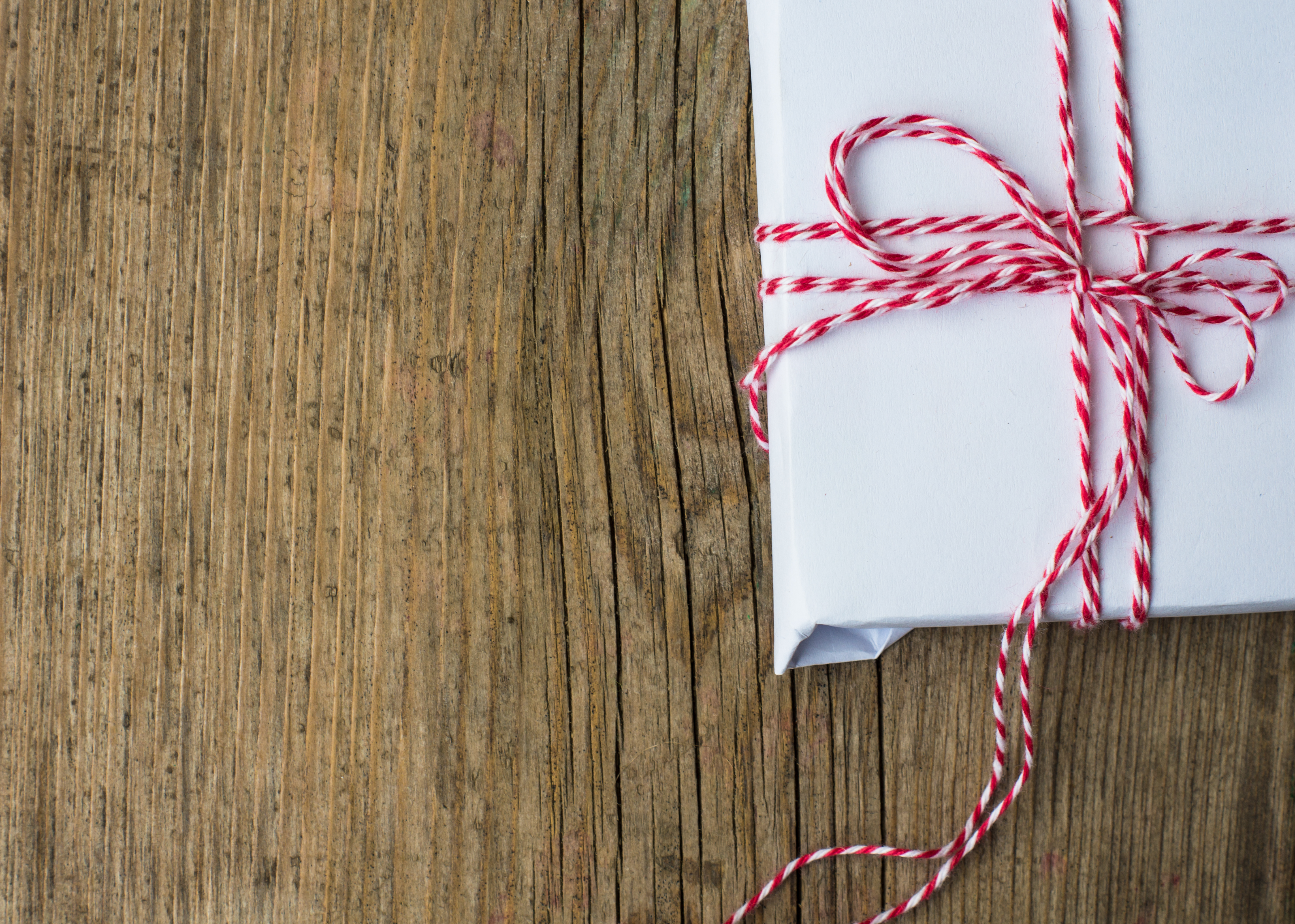 Px photo id christmas presents in rustic style with holiday decorations selective focus